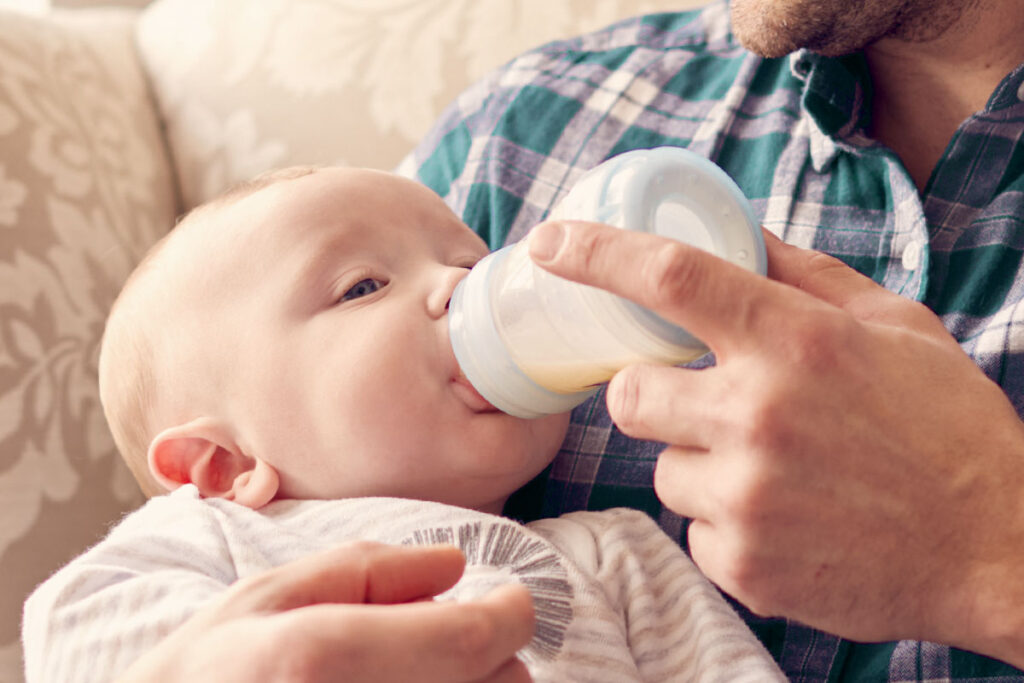 Comment faire accepter le biberon à un bébé allaité - M comme Maman