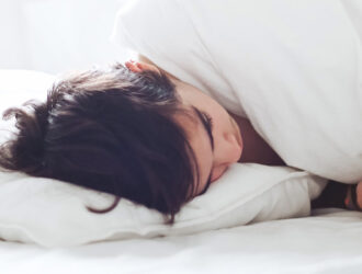dormir sur le ventre après l'accouchement