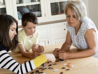 Famille partageant une activité sans écran