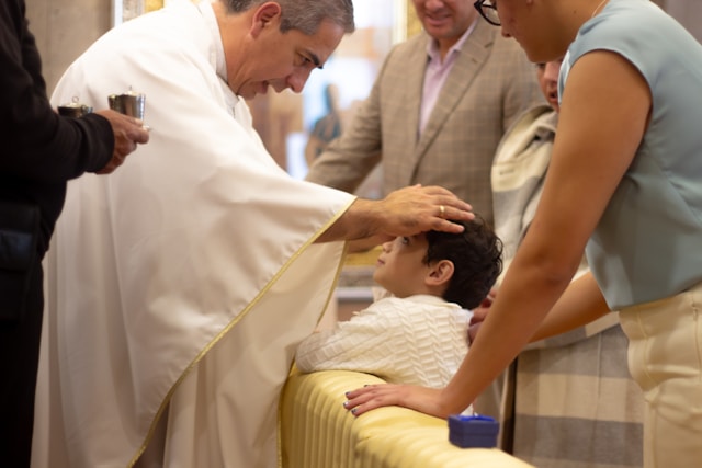 bapteme-enfant-pretre
