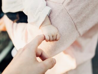 bapteme-tenir-la-main-bebe