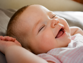 bébé qui rigole dans son sommeil