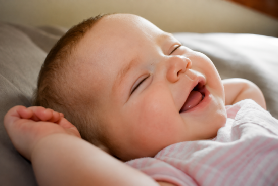 bébé qui rigole dans son sommeil