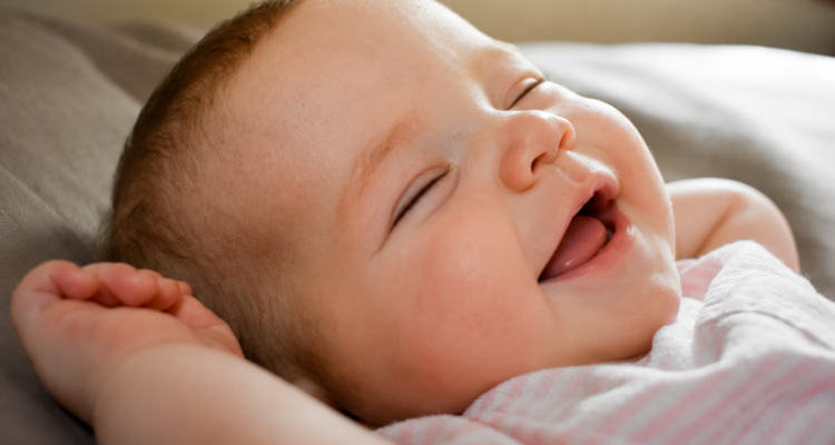 bébé qui rigole dans son sommeil