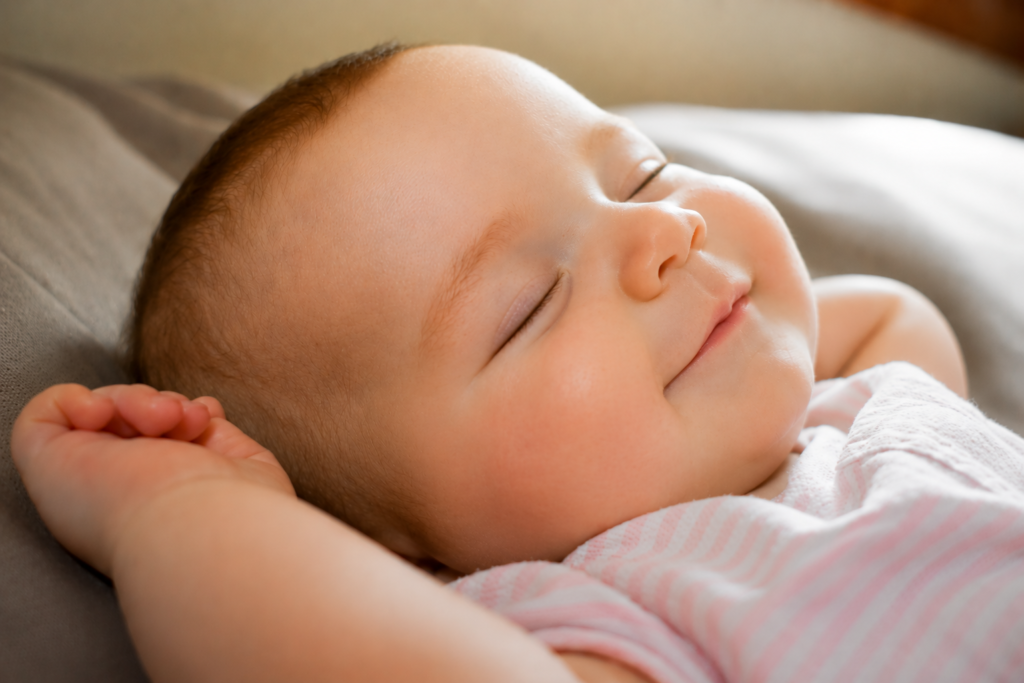 bebe-sommeil-sourit