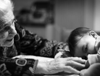 à quel âge bébé peut dormir chez mamie