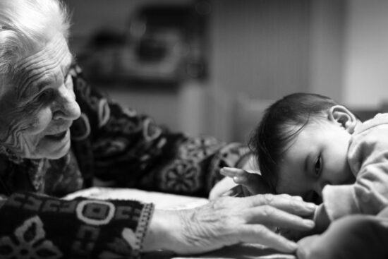 à quel âge bébé peut dormir chez mamie