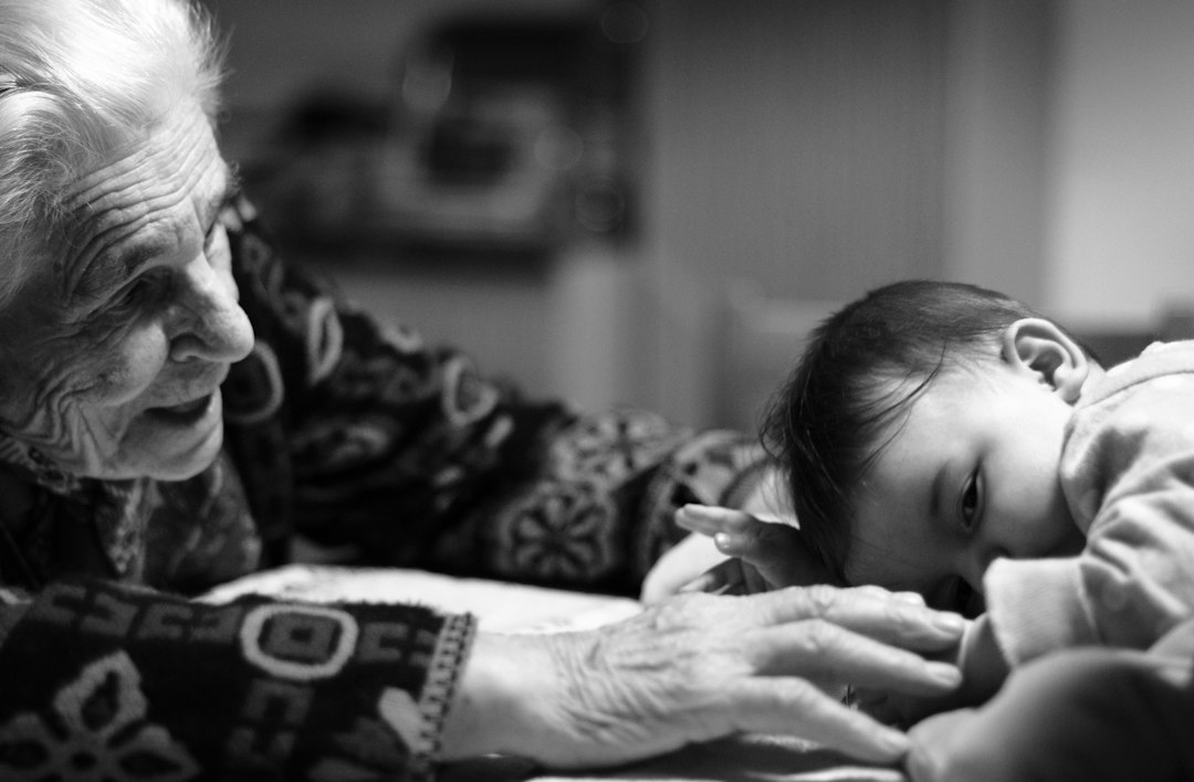 à quel âge bébé peut dormir chez mamie