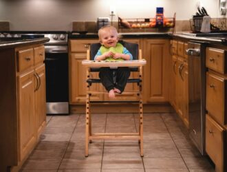 à quel âge mettre bébé dans une chaise haute