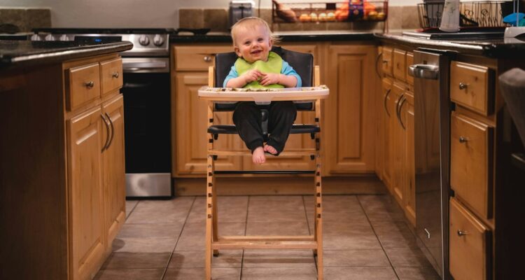à quel âge mettre bébé dans une chaise haute