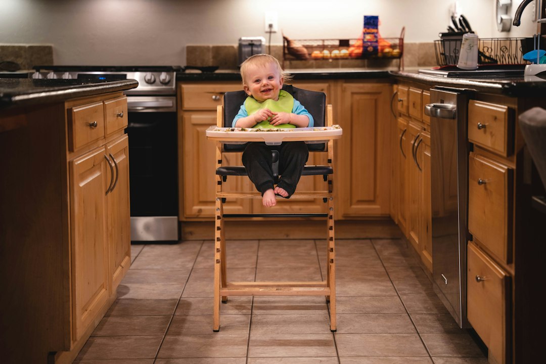 à quel âge mettre bébé dans une chaise haute