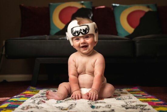 bébé frotte sa tête de gauche à droite