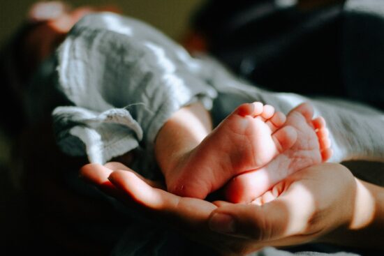 bébé grand pied grande main