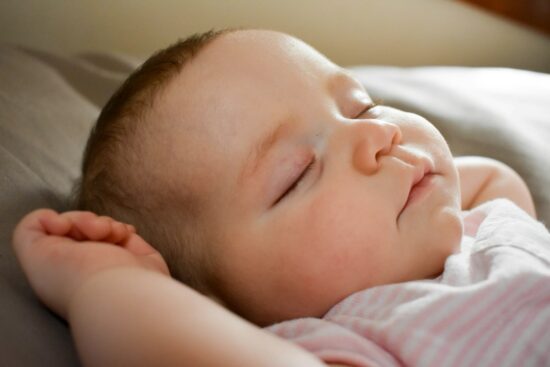 bébé visage froid la nuit