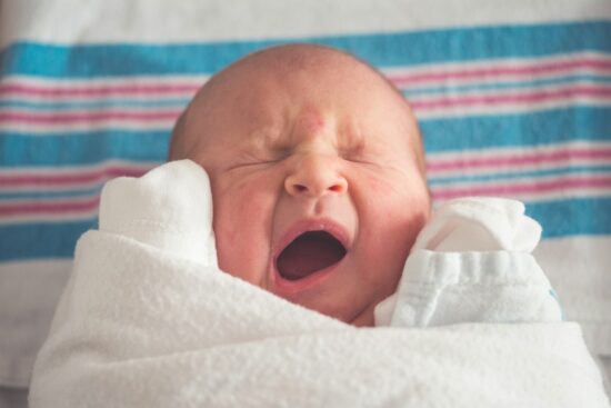 caler bébé sur le côté avec une serviette