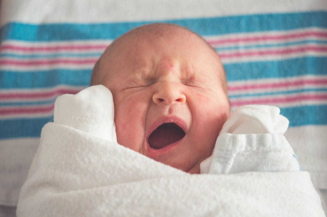 caler bébé sur le côté avec une serviette