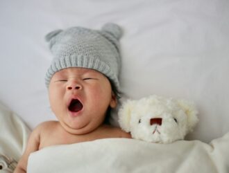 mon bébé dort sur le côté
