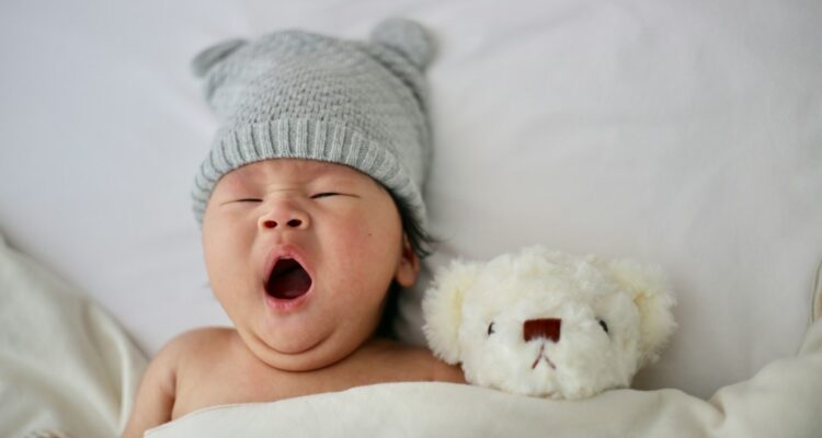 mon bébé dort sur le côté