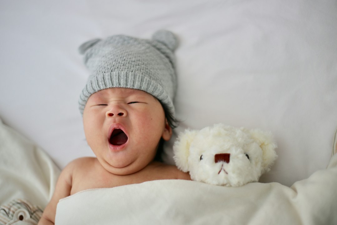 mon bébé dort sur le côté